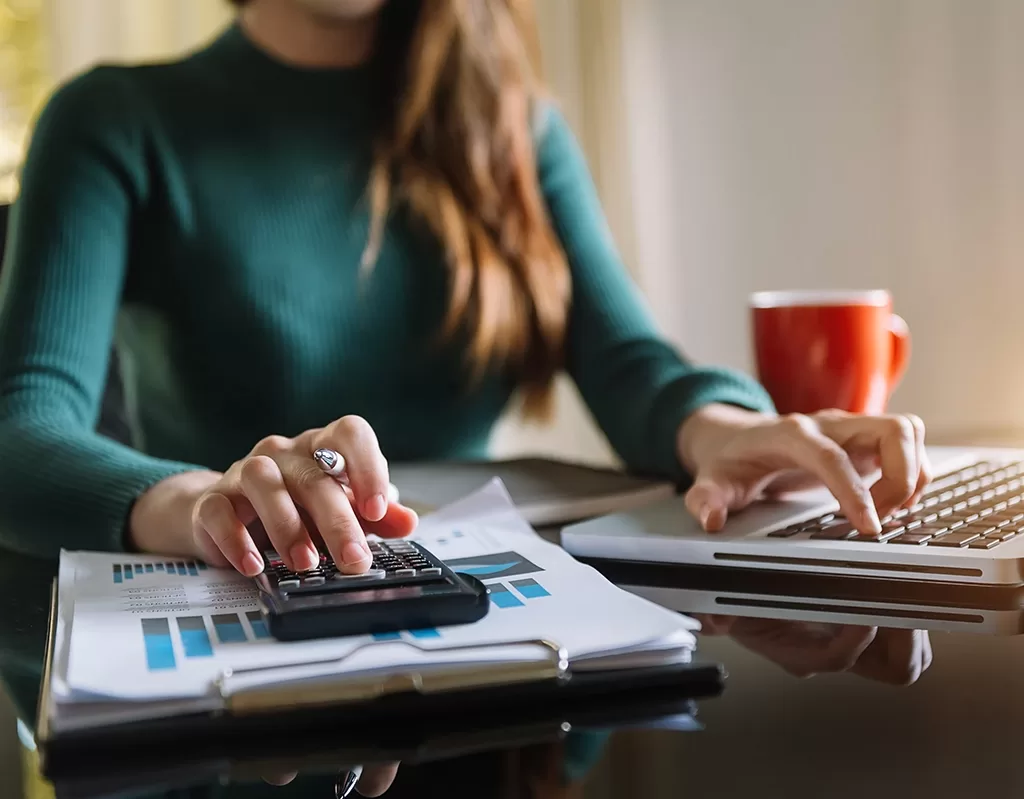 Asesoría en impuestos, gestión tributaria y trámite de devoluciones o compensaciones.