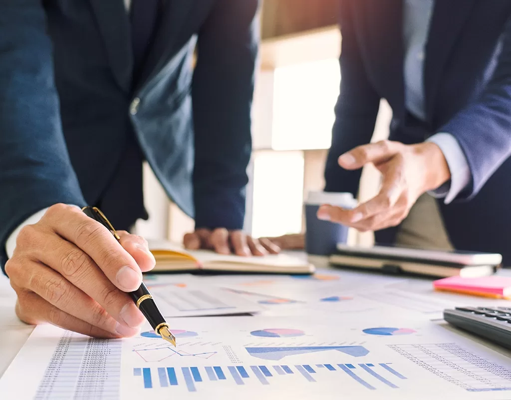 Planeación y consultoría tributaria para optimizar la carga fiscal, maximizar beneficios y cumplir con normativas. Revisión y preparación de declaraciones de impuestos, conciliación fiscal y estrategias de minimización tributaria.