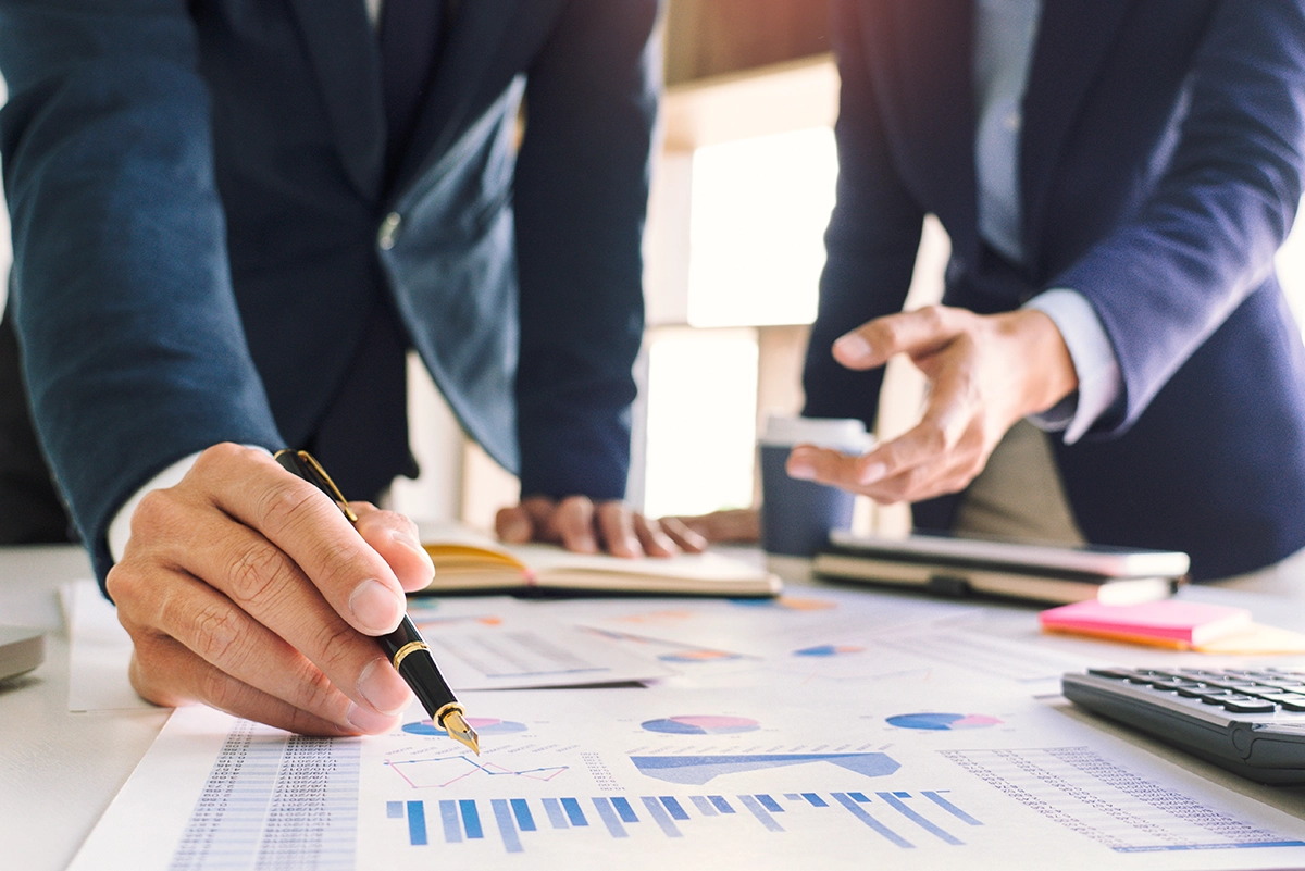 Planeación y consultoría tributaria para optimizar la carga fiscal, maximizar beneficios y cumplir con normativas. Revisión y preparación de declaraciones de impuestos, conciliación fiscal y estrategias de minimización tributaria.